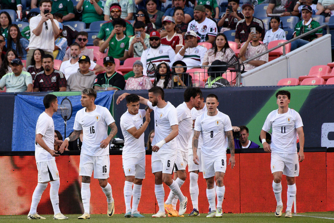 Los jugadores de Uruguay celebran un gol de Facundo Pellistri (d) en el amistoso ante México en Denver. EFE/ Todd Pierson