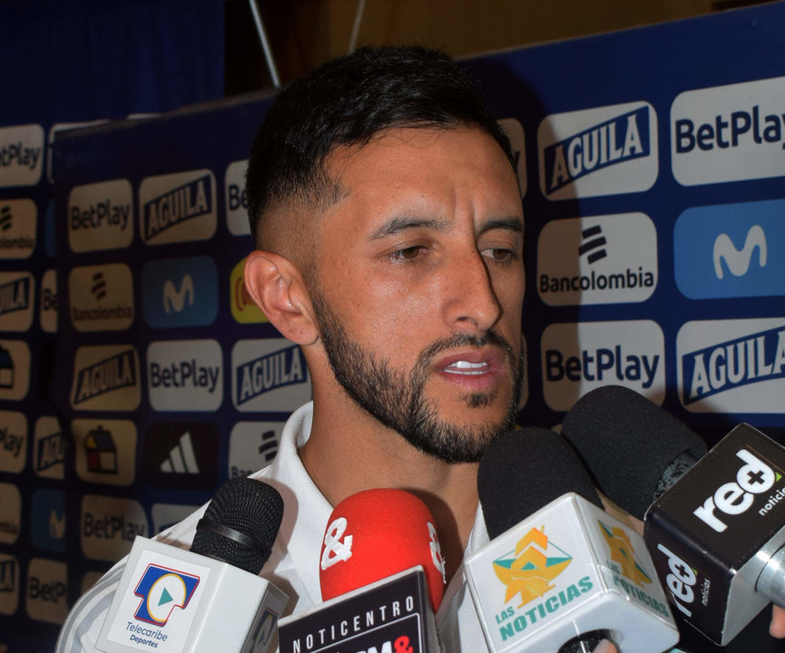 El arquero de la Selección Colombia de fútbol y del club Atlas de México, Camilo Vargas, fue registrado este martes, 28 de mayo, al atender a la prensa, durante la concentración del equipo colombiano, en Barranquilla (Colombia). EFE/Hugo Penso