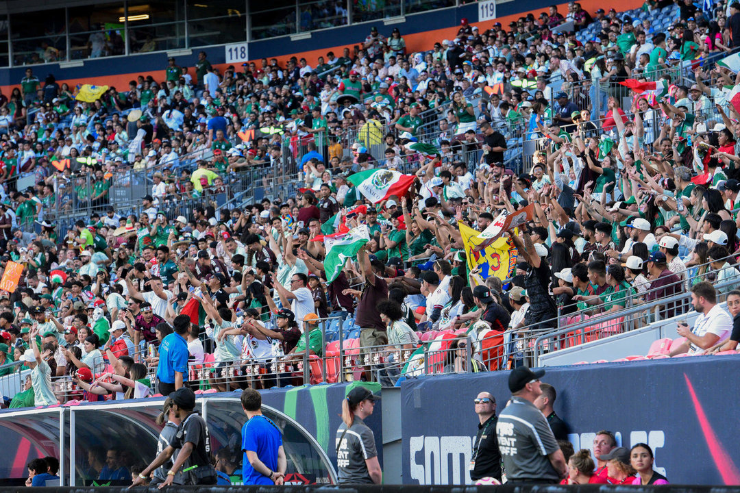 Aficionados de México animan con la ola en un partido amistoso entre las selecciones nacionales de México y Uruguay este miércoles, en el estadio Empower Field en Mile High en Denver (EE.UU.). EFE/ Todd Pierson