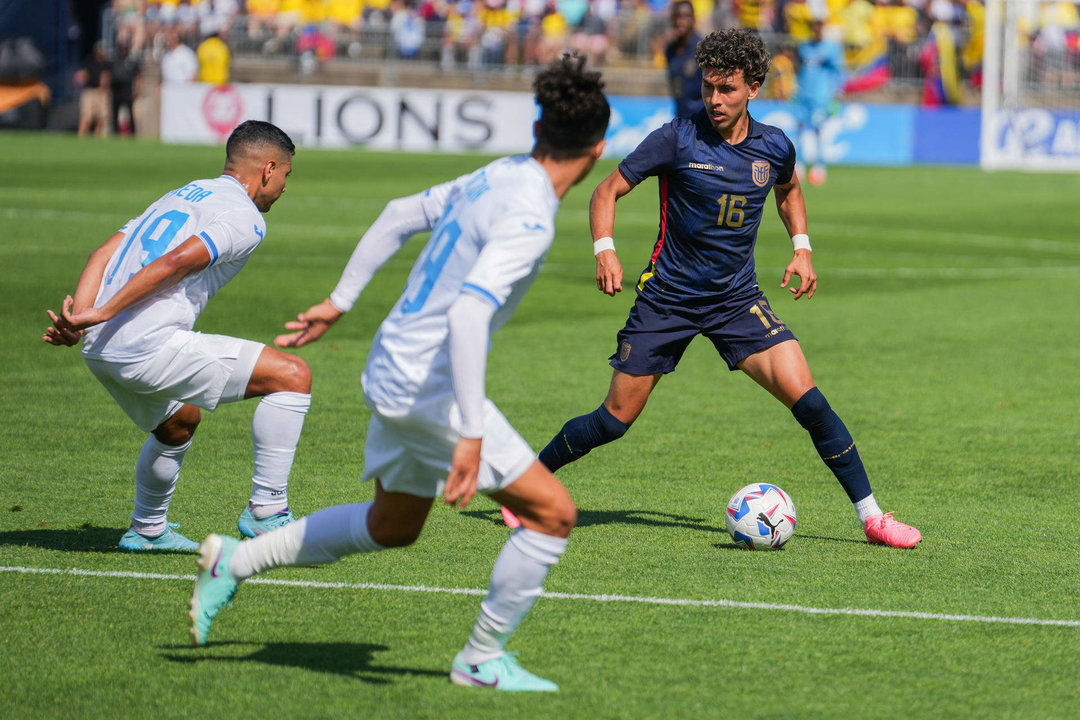 Carlos Pineda (i) de Honduras disputa el balón con Jeremy Sarmiento (d) de Ecuador durante un partido amistoso. EFE/Joe Buglewicz