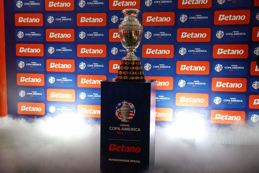 Vista general del trofeo de la Copa América, en una imagen de archivo. EFE/Sebastião Moreira