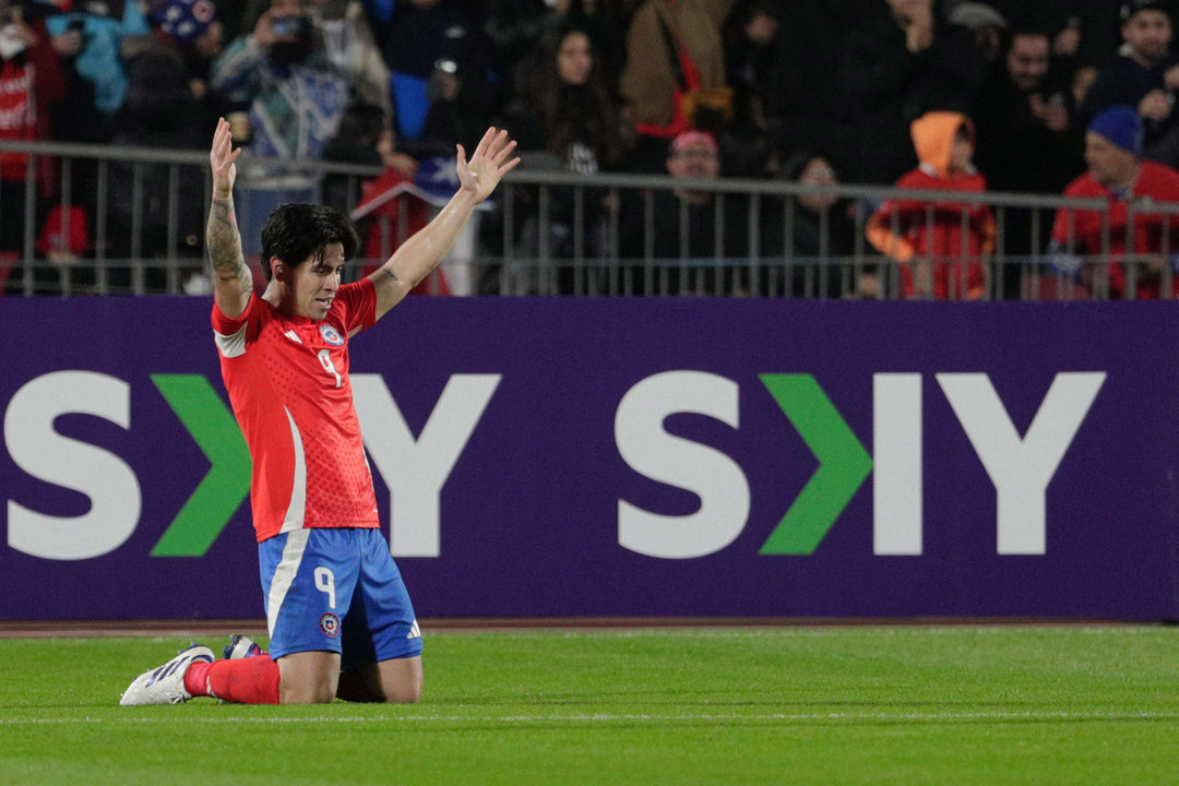 El delantero chileno Víctor Dávila fue registrado el pasado 11de junio al celebrar un gol que le anotó a Paraguay, durante un partido amistoso previo a la Copa América, en el estadio Nacional de Santiago de Chile. EFE/Elvis González