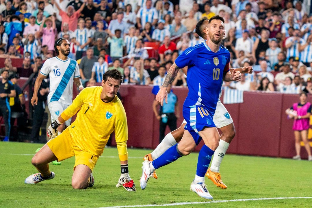 El argentino Lionel Messi anota un gol ante Guatemala en un partido amistoso. EFE/SHAWN THEW