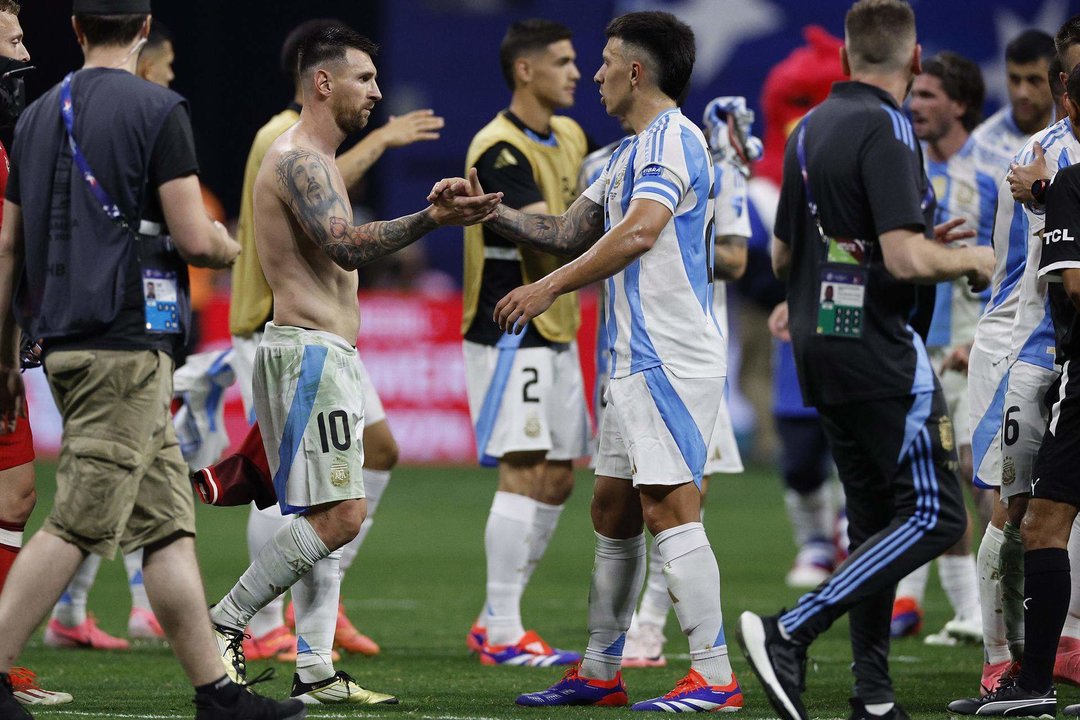 Lionel Messi (3i), capitán de Argentina, fue registrado este jueves, 20 de junio, al saludar a su compañero Lisandro Martinez (c-d), al final del primer partido de la Copa América 2024, en el que la Albiceleste se impuso 2-0 a Canadá, en el estadio Mercedes Benz de Atlanta (Georgia, EE.UU.). EFE/Erik S. Lesser