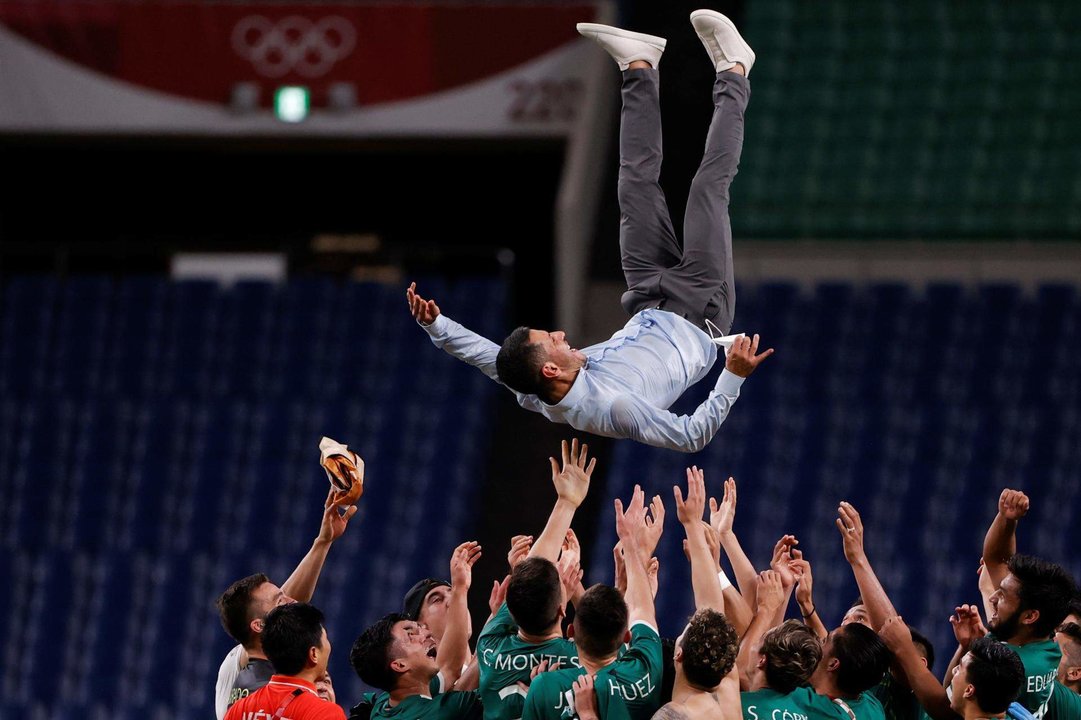 Los jugadores de México mantean a su entrenador Jaime Lozano (arriba) en una imagen de archivo. EFE/ Kai Försterling
