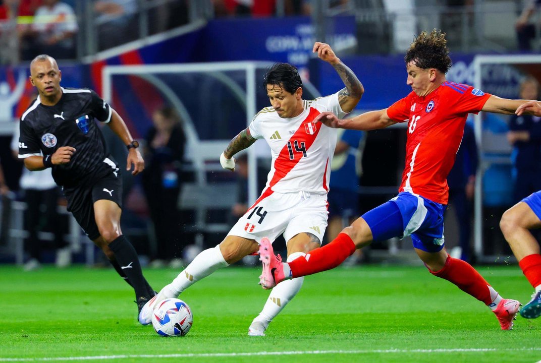 El delantero peruano Gianluca Lapadula (i) controla el balón mientras el centrocampista chileno Diego Valdés (d) en la Copa América 2024. EFE/EPA/KEVIN JAIRAJ