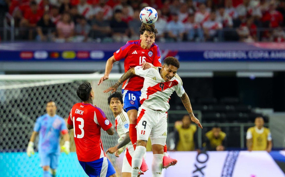 El defensor chileno Igor Lichnovsky (arriba) fue registrado este vienes, 21 de junio, al marcar al atacante peruano Paolo Guerrero (abajo), durante un partido de la jornada 1 del grupo A de la Copa América, en el estadio AT&T de Arlington (Texas,EE.UU.). EFE/Kevin Jairaj