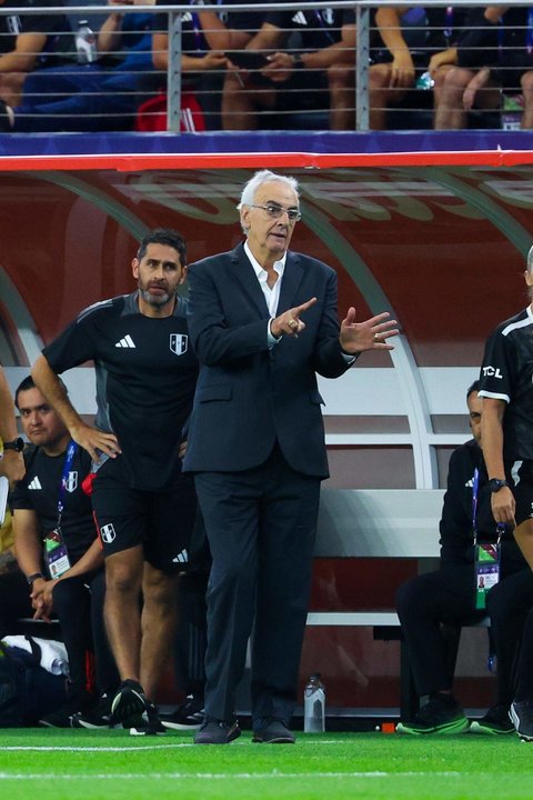 El entrenador de Perú, Jorge Fossati, reacciona en la Copa América 2024. EFE/EPA/KEVIN JAIRAJ
