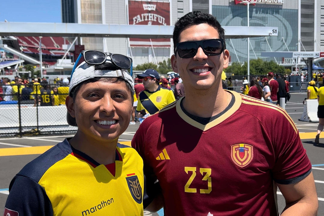 El aficionado ecuatoriano John (i) y el venezolano Giulio (d) fueron registrados este sábado, 22 de junio, al posar para una foto en la zona exterior del Levi's Stadium, antes del partido de la Copa América entre Ecuador y Venezuela, en Santa Clara (California). EFE/ Andrea Montolivo