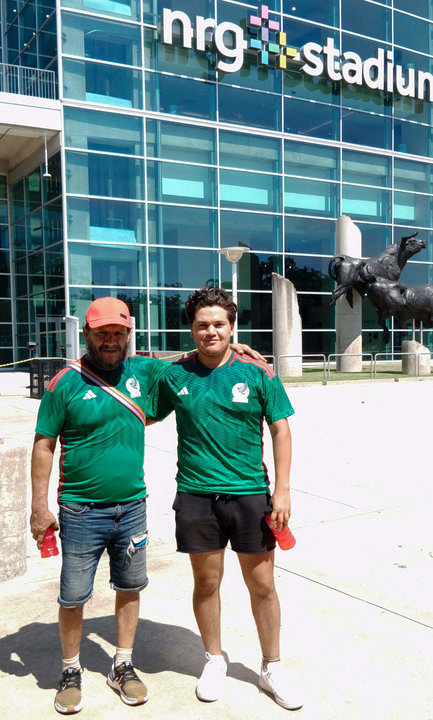 Dos hinchas de México posan antes del partido de la Copa América entre México y Jamaica afuera del estadio NRG, en Houston (EE.UU.). EFE/ Claudia Aguilar