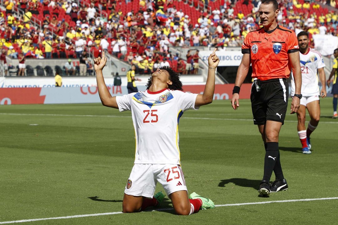 El delantero venezolano Eduardo Bello (c) fue registrado este sábado, 22 de junio, al celebrar el gol de la victoria de su selección 2-1 sobre Ecuador, en el primer partido del grupo B de la Copa América, en el Levi's Stadium de Santa Clara (California, EE.UU.). EFE/John G. Mabanglo