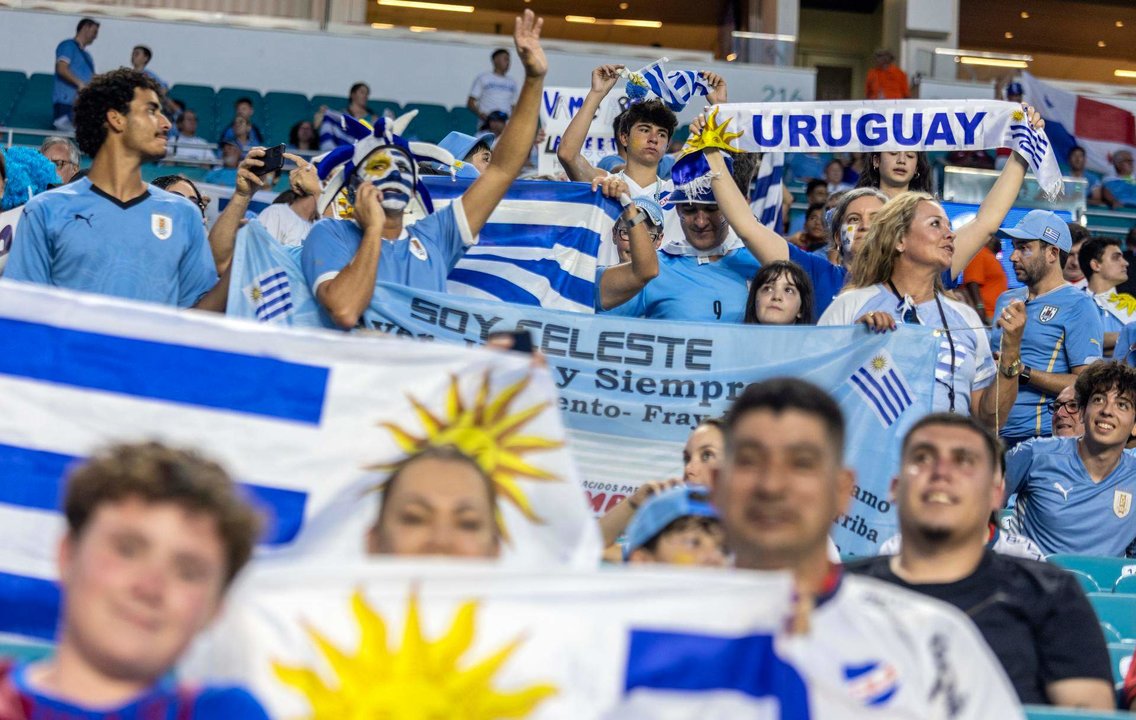 Aficionados de Uruguay fueron registrados este domingo, 23 de junio, en las afueras del estadio Hard Rock de Miami (Florida, EE.UU.), antes del partido en el que su equipo debutó ante Panamá por el grupo C de la Copa América. EFE/Cristóbal Herrera