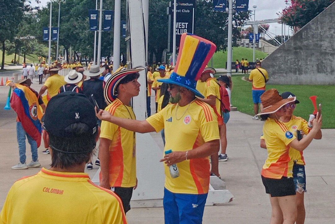 Aficionados colombianos fueron registrados este lunes, 24 de junio, en los alrededores del estadio NRG donde las selecciones de Colombia y Paraguay abrirán el grupo D de la Copa América 2024, en Houston (Texas, EE.UU.). EFE/Claudia Aguilar