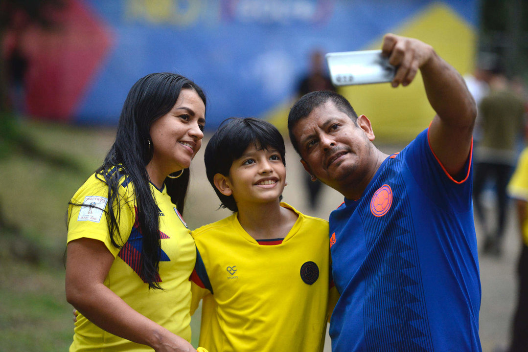 Hinchas de la selección Colombia se hacen fotos antes del debut de los Cafeteros en la Copa América de Estados Unidos frente a Paraguay. EFE/Ernesto Guzmán