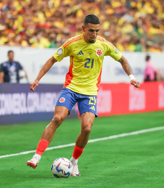 El lateral derecho colombiano Daniel Muñoz fue registrado este lunes, 24 de junio, al dominar un balón, durante un partido contra Paraguay por el grupo D de la Copa América, en el estadio NRG de Houston (Texas, EE.UU.). EFE/Leslie Plaza