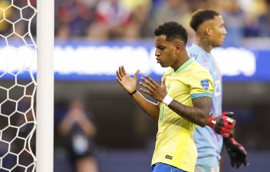 El delantero brasileño Rodrygo (i) reacciona ante un tiro fallido en durante el partido de la Copa América 2024. EFE/EPA/CAROLINE BREHMAN