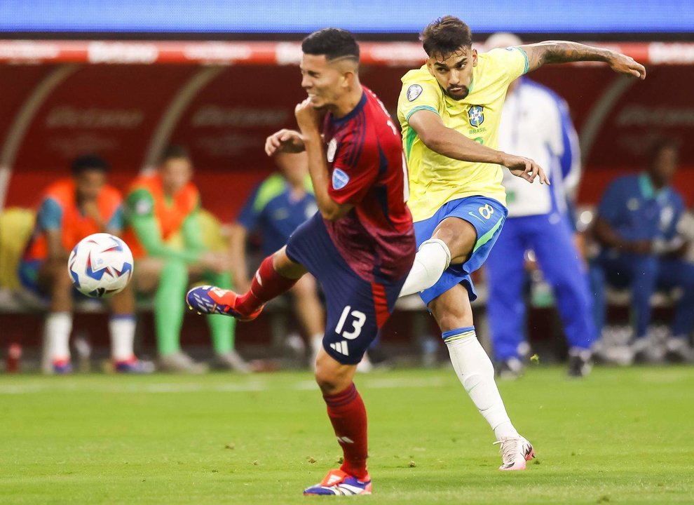 El centrocampista brasileño Lucas Paqueta (d) pasa por el centrocampista costarricense Jefferson Brenes (i) durante la Copa América 2024. EFE/EPA/CAROLINE BREHMAN