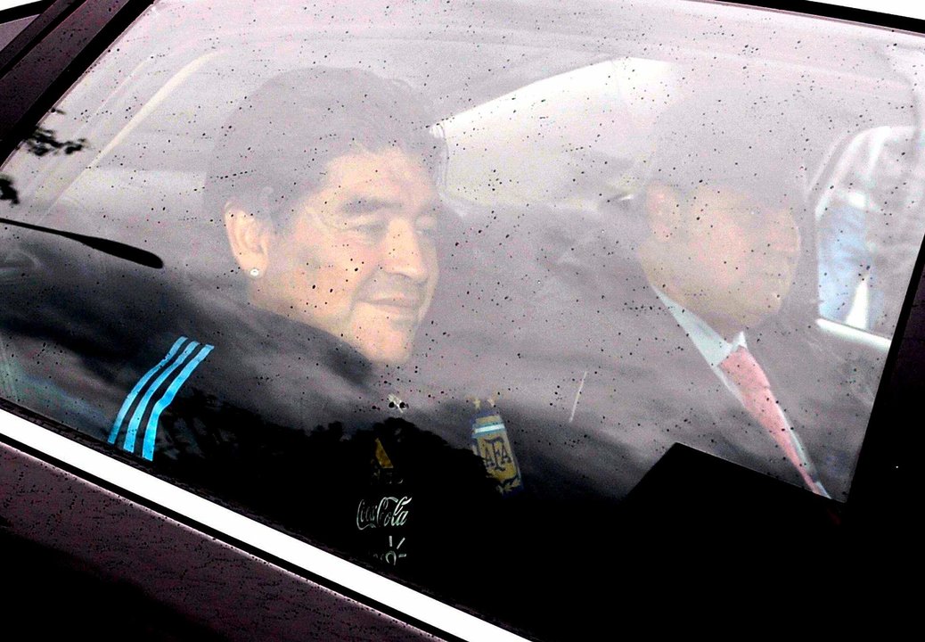 Fotografía de archivo del argentino Diego Armando Maradona, a su llegada a la sede de la FIFA, el 15 de noviembre de 2009, en Zúrich (Suiza). EFE/ Walter Bieri