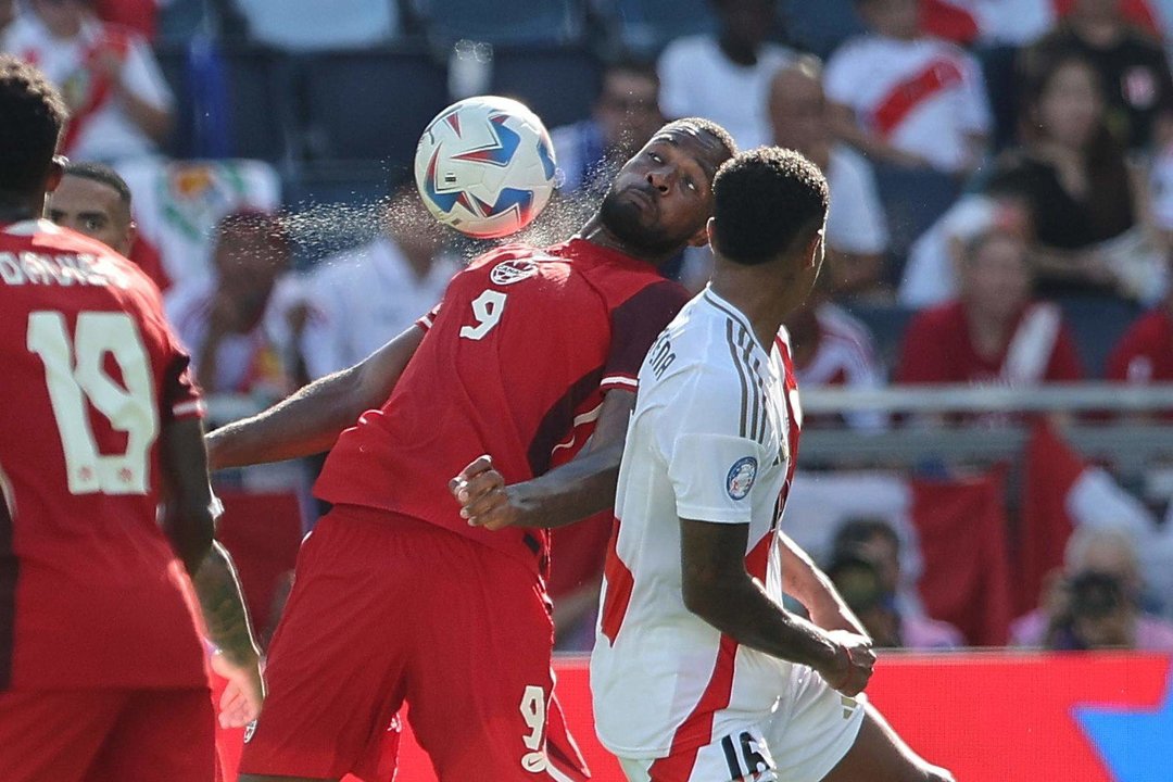El delantero canadiense Cyle Larin (i) controla el balón frente al peruano Wilder Cartagena (d) durante la Copa América 2024. EFE/EPA/WILLIAM PURNELL