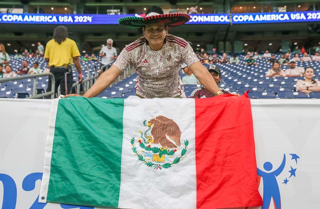 Un fanático mexicano fue registrado el pasado 22 de junio, antes del debut de la selección de fútbol de su país contra Jamaica por el grupo B de la Copa América, en el estadio NRG de Houston (Texas, EE.UU.). EFE/Leslie Plaza