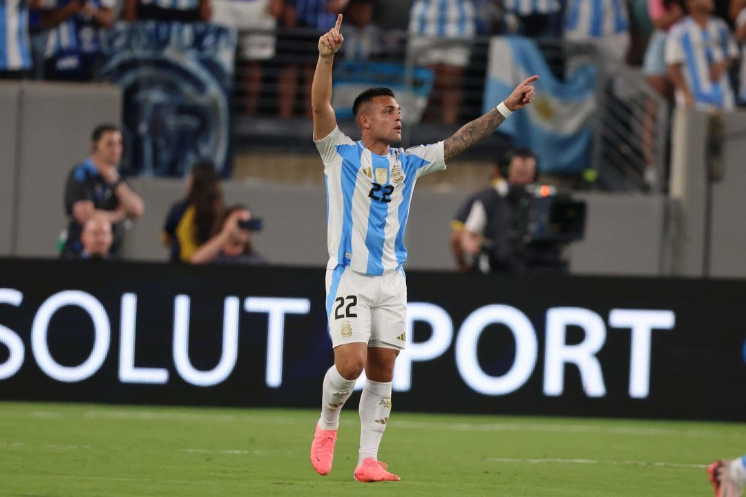 El delantero argentino Lautaro Martínez fue registrado este martes, 25 de junio, al celebrar el gol que le anotó a Chile, durante un partido del grupo A de la Copa América 2024, en el estadio MetLife de East Rutherford (Nueva Jersey, EE.UU.). EFE/Justin Lane
