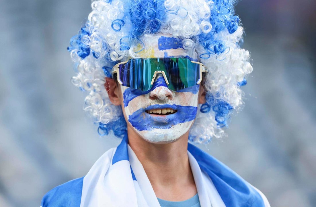 Un aficionado uruguayo, pintado con los colores de la bandera de su país, fue registrado este jueves, 27 de junio, antes de que la Celeste enfrente a Bolivia en un partido del grupo C de la Copa América, en el estadio MetLife de East Rutherford (Nueva Jersey, EE.UU.). EFE/Justin Lane
