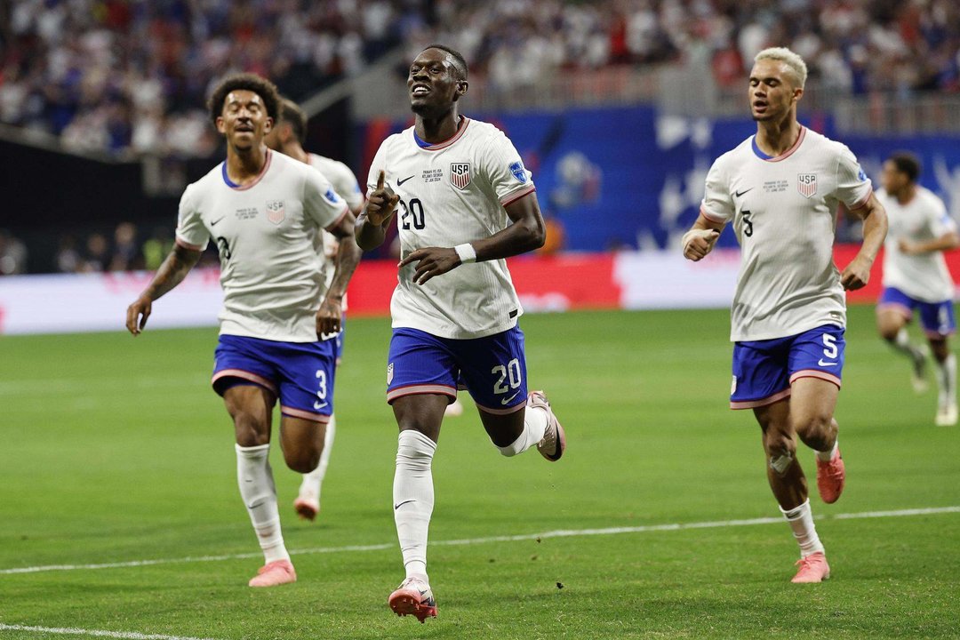 Folarin Balogun de los Estados Unidos (C) celebra su gol con Chris Richards (i) y Antonee Robinson (d) en la Copa América 2024. EFE/EPA/ERIK S. MENOR