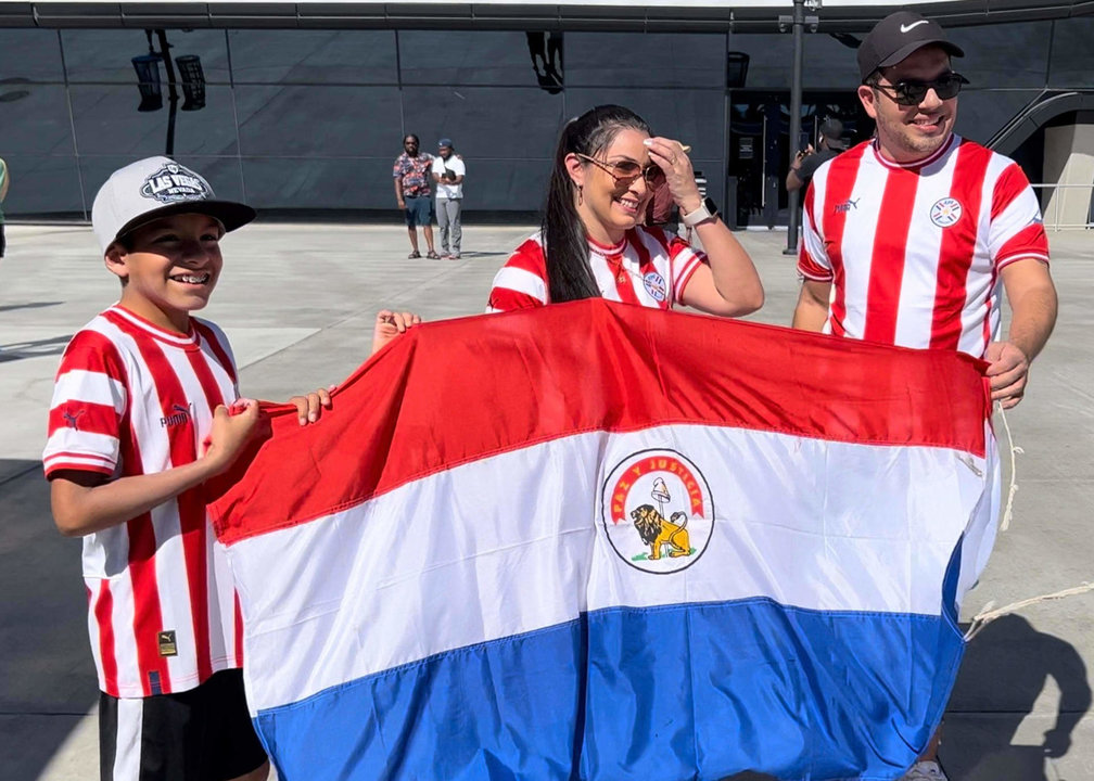 Aficionados de la selección paraguaya de fútbol animan en la previa del partido ante Brasil de la Copa América 2024. EFE/ Andrea Montolivo