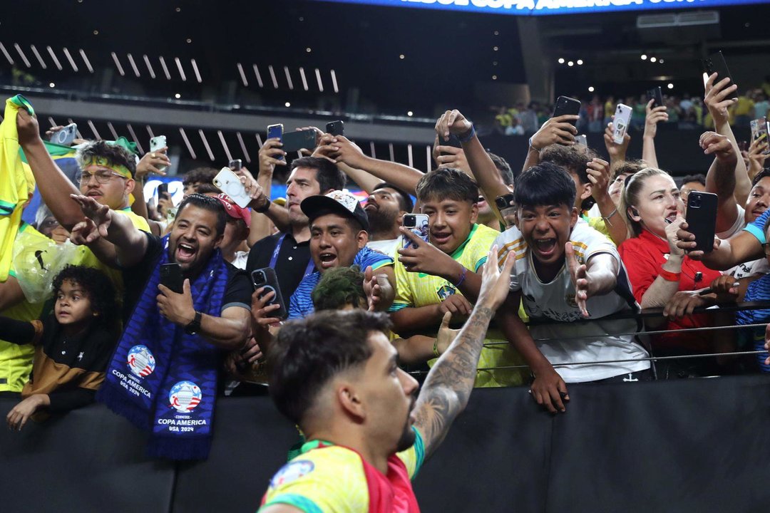 Aficionados de Brasil fueron registrados el pasado 28 de junio al saludar a los integrantes de su selección de fútbol, entre ellos Lucas Paquetá (abajo), antes del partido contra Paraguay válido por el grupo D de la Copa América 2024, en el estadio Allegiant de Las Vegas (Nevada, EE.UU.). EFE/Caroline Brehman