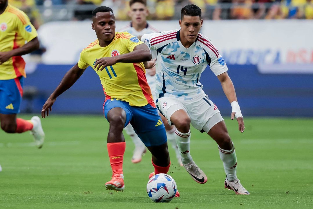 El centrocampista costarricense Orlando Galo (d) fue registrado el pasado 28 de junio al disputar un balón con el volante colombiano Jhon Arias (c-i), durante un partido del grupo D de la Copa América 2024, en el estadio State Farm de Glendale (Arizona, EE.UU.). EFE/John G. Mabanglo