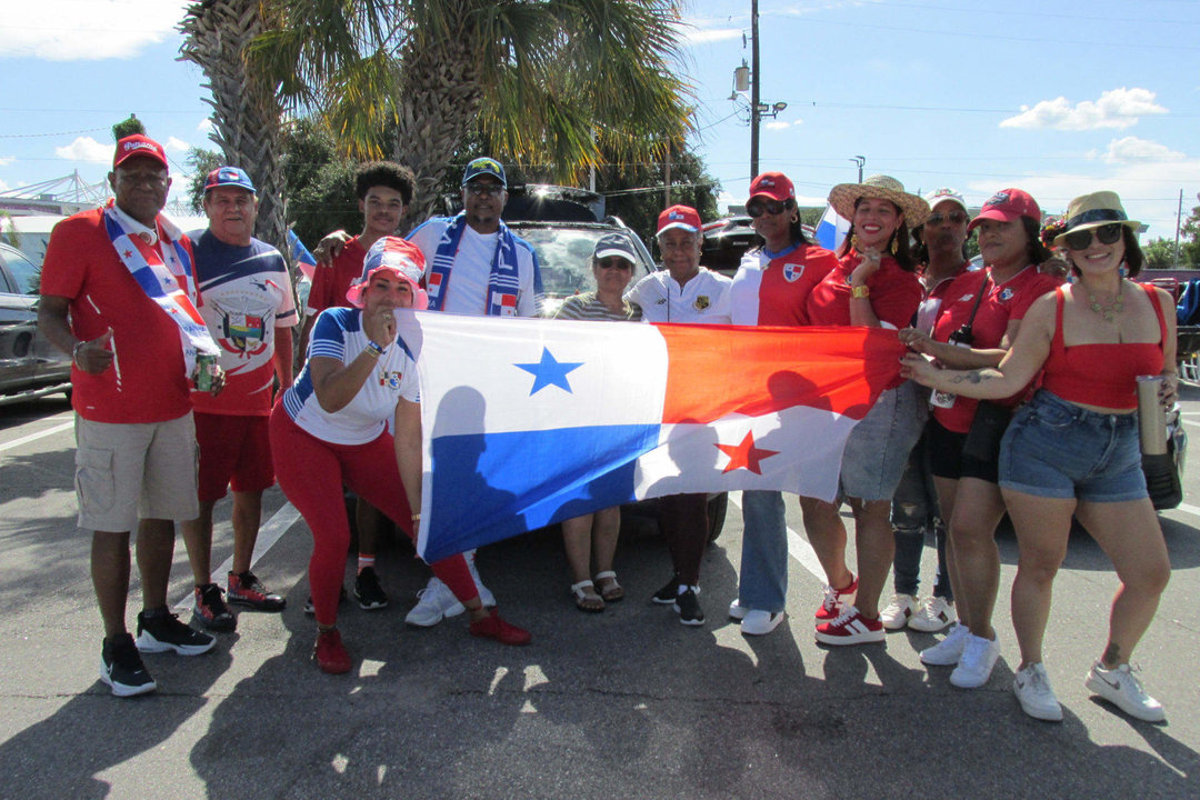 Hinchas de Panamá desafían al soy y el calor en Orlando para observar el partido decisivo frente a Bolivia con la esperanza de obtener este lunes, en el Inter&Co Stadium un cupo en los cuartos de final de la Copa América de Estados Unidos. EFE/ Gina Baldivieso