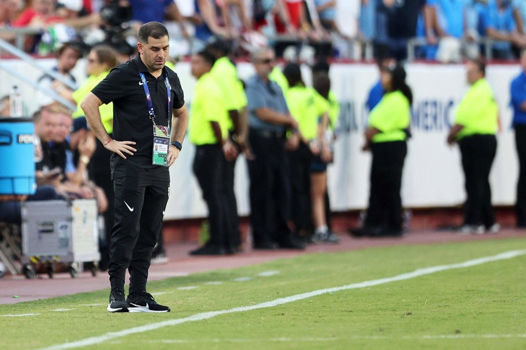 El asistente técnico uruguayo Pablo Quiroga (i) fue registrado este lunes, 1 de julio, durante el partido de cierre del grupo C de la Copa América 2024, en el estadio Arrowhead de Kansas City (Misuri, EE.UU.). EFE/William Purnell