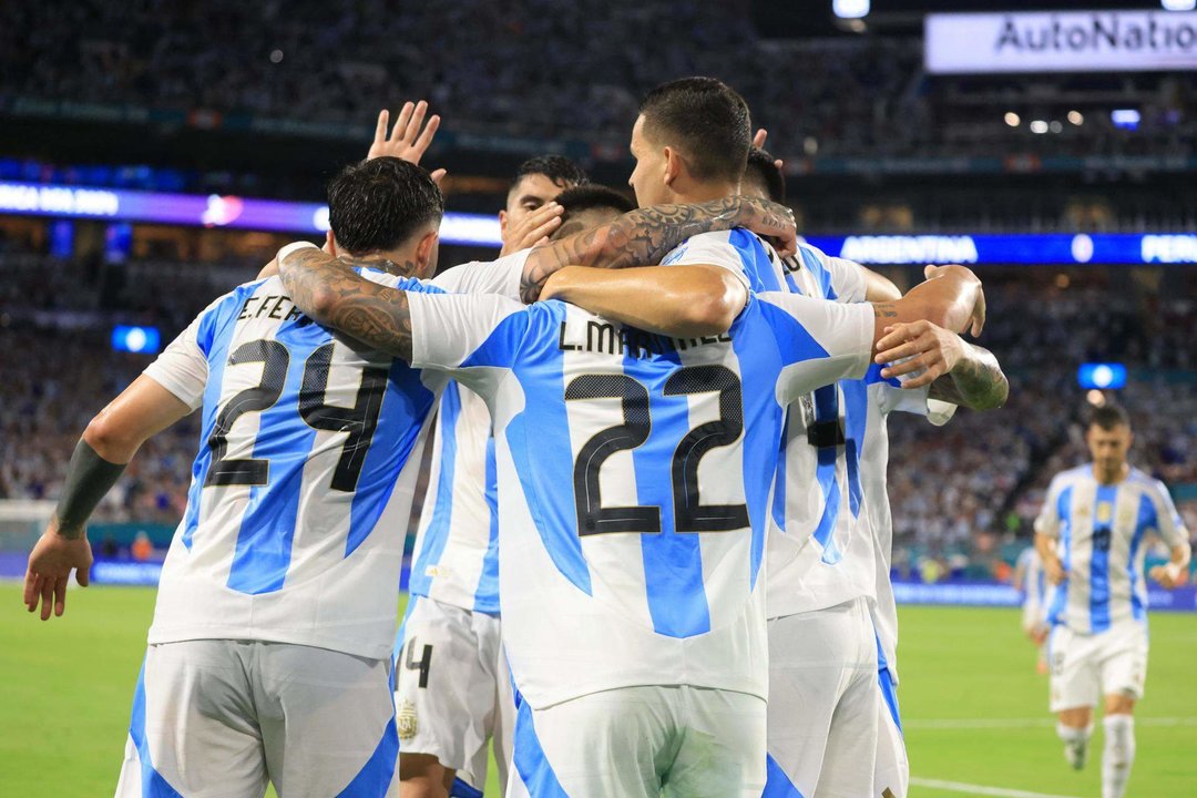 El delantero de la selección Argentina Lautaro Martinez (c) celebra con sus compañeros luego de anotar ante Perú en la Copa América. EFE/CRISTOBAL HERRERA-ULASHKEVICH