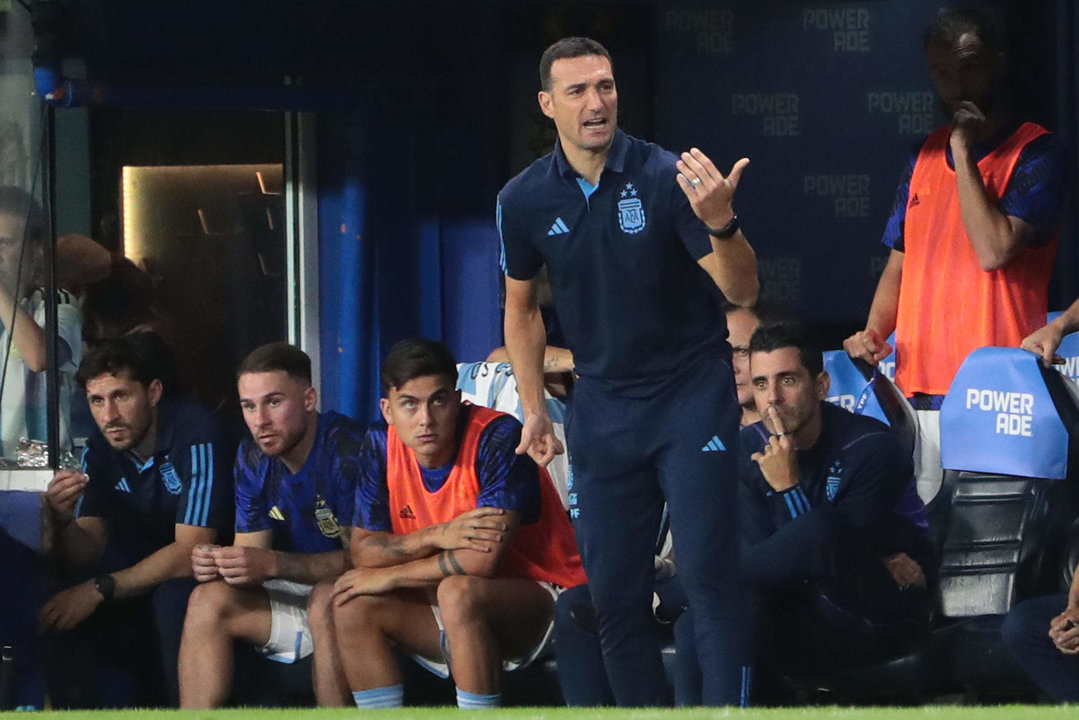Lionel Scaloni seleccionador de Argentina reacciona en la Copa Mundial. EFE/ Luciano González