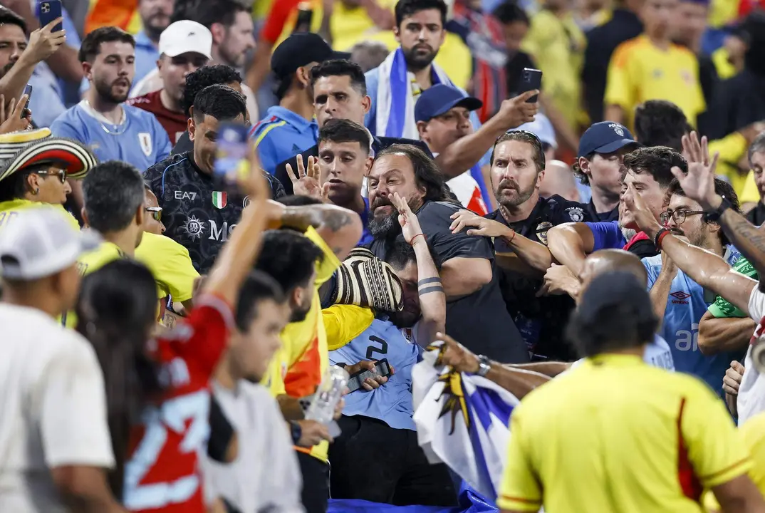 Aficionados de Uruguay y Colombia fueron registrados este mi&eacute;rcoles, 10 de julio, al pelearse, al final de la segunda semifinal de la Copa Am&eacute;rica 2024, en las gradas del estadio Bank of America de Charlotte (Carolina del Norte). Colombia se impuso por 1-0 y accedi&oacute; a la final. EFE/Brian Westerholt