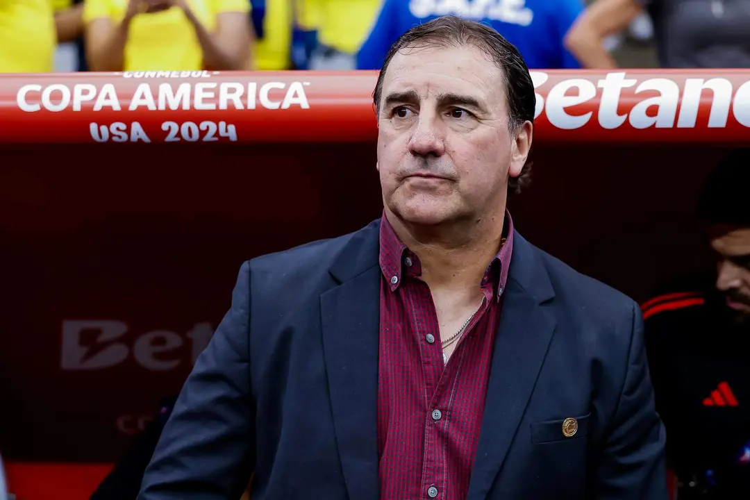 El seleccionador de Colombia, el argentino N&eacute;stor Lorenzo, fue registrado el pasado 6 de julio, durante un partido de los cuartos de final de la Copa Am&eacute;rica 2024 contra Panam&aacute;, en el estadio State Farm de Glendale (Arizona, EE.UU.). EFE/John G. Mabanglo
