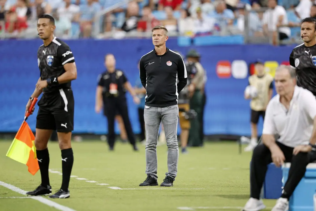 El seleccionador de Canad&aacute;, Jesse Marsch (c), fue registrado este s&aacute;bado, 13 de julio, durante el partido por el tercer puesto de la Copa Am&eacute;rica 2024 contra Uruguay, en el estadio Bank of America de Charlotte (Carolina del Norte, EE.UU.). EFE/Erik S. Lesser