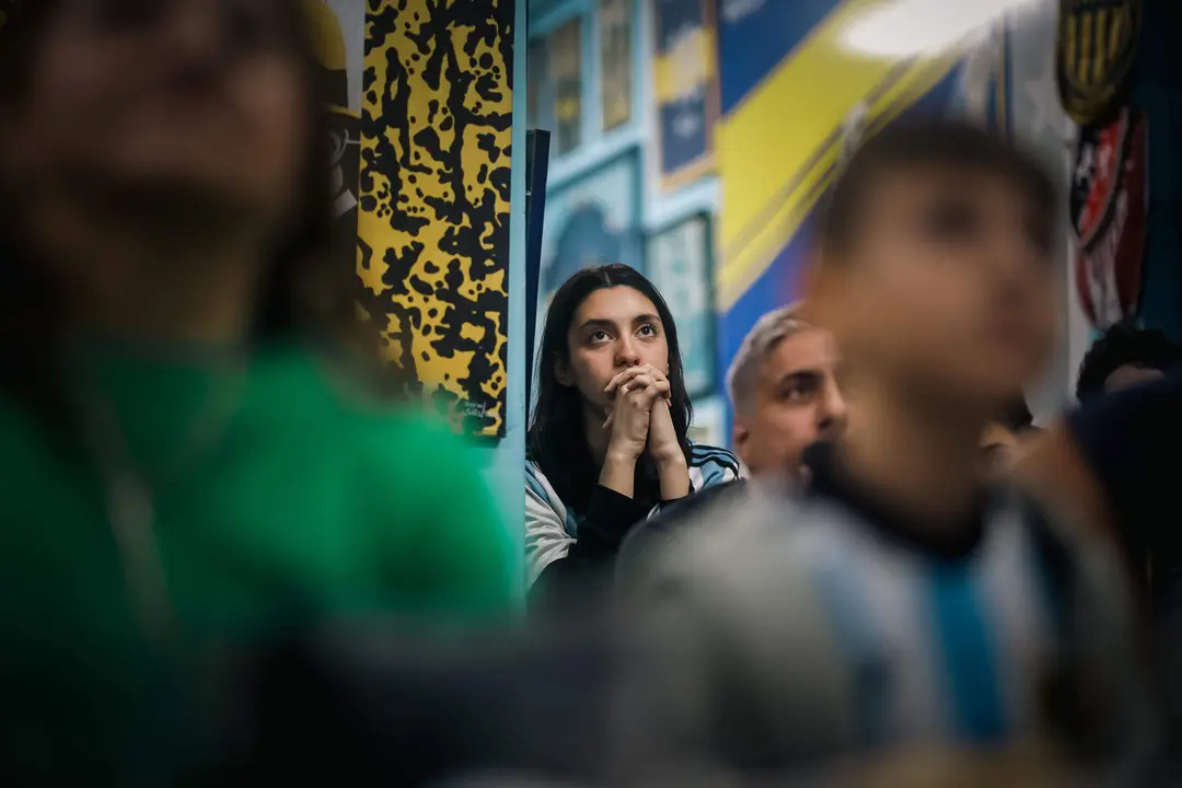 Aficionados argentinos fueron registrados este domingo, 13 de julio, al observar la final de la Copa Am&eacute;rica entre Argentina y Colombia, en un bar de Buenos Aires (Argentina). EFE/Juan Ignacio Roncoroni