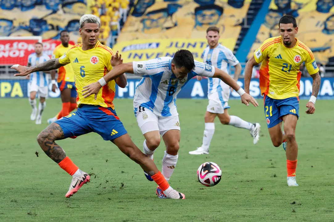 Richard R&iacute;os (i) de Colombia disputan el bal&oacute;n con de Marcos Acu&ntilde;a (c) de Argentina en un partido de las eliminatorias sudamericanas para el Mundial de 2026. EFE/ Mauricio Due&ntilde;as Casta&ntilde;eda