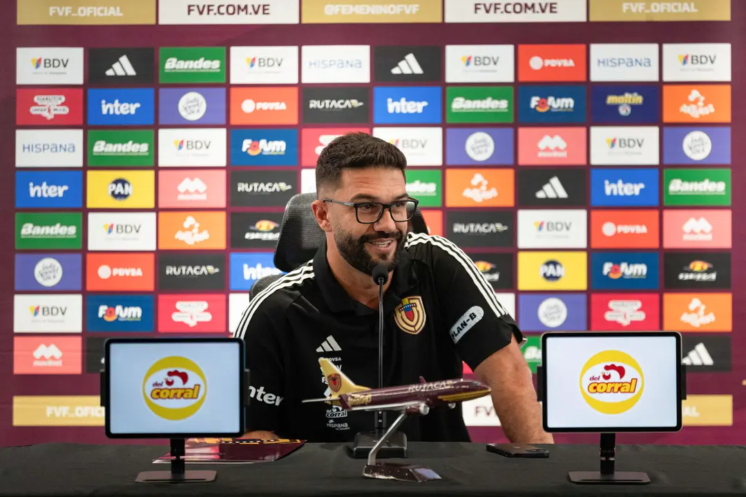 El director t&eacute;cnico de la selecci&oacute;n venezolana de f&uacute;tbol femenino, el brasile&ntilde;o Ricardo Belli, habla durante una rueda de prensa este viernes, en Caracas (Venezuela). EFE/ Ronald Pe&ntilde;a R