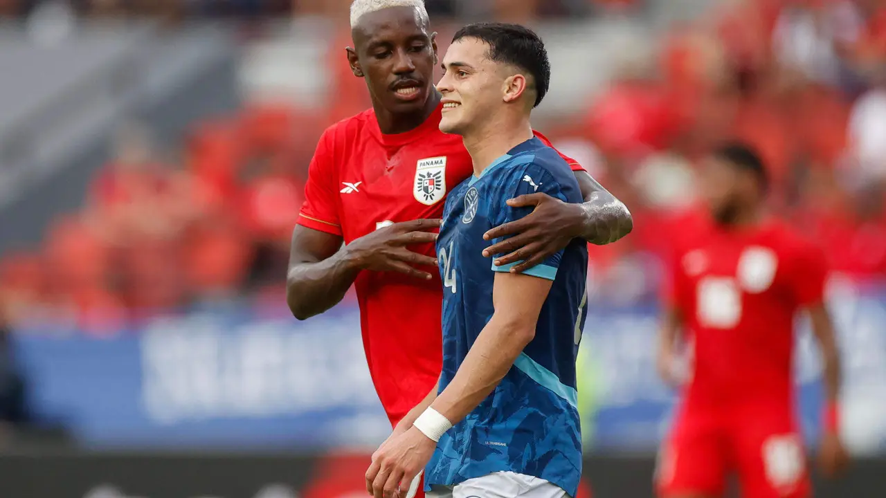 Imagen de archivo del delantero Freddy G&oacute;ndola (i), quien este jueves se refiri&oacute; a las expectativas que tiene la selecci&oacute;n de Panam&aacute; en el partido de cuartos de final de la Copa am&eacute;rica de Estados Unidos contra la de Colombia, el pr&oacute;ximo s&aacute;bado en Phoenix (Arizona). EFE/Bienvenido Velasco