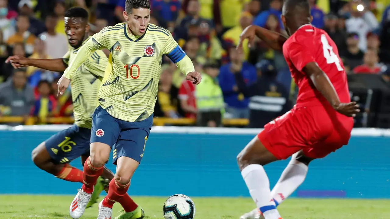 Fotograf&iacute;a de archivo, tomada el 3 de junio de 2019, en la que se registr&oacute; al centrocampista y capit&aacute;n de las selecci&oacute;n colombiana de f&uacute;tbol, James Rodr&iacute;guez (c), al disputar un bal&oacute;n con el defensa paname&ntilde;o Fidel Escobar (d, durante un partido amistoso, en el estadio El Camp&iacute;n, de Bogot&aacute; (Colombia). EFE/Carlos Dur&aacute;n