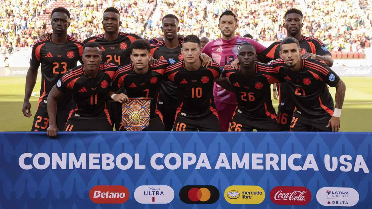La selecci&oacute;n de Colombia posa antes del partido de Copa Am&eacute;rica ante Brasil. EFE/JOHN G. MABANGLO