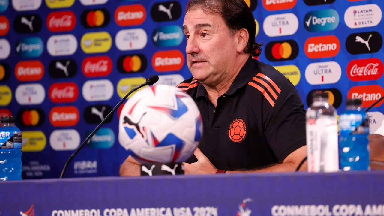 N&eacute;stor Lorenzo, entrenador principal de Colombia, responde a preguntas durante una conferencia de prensa en Glendale, Arizona, EE.UU. EFE/EPA/JUAN G. MABANGLO