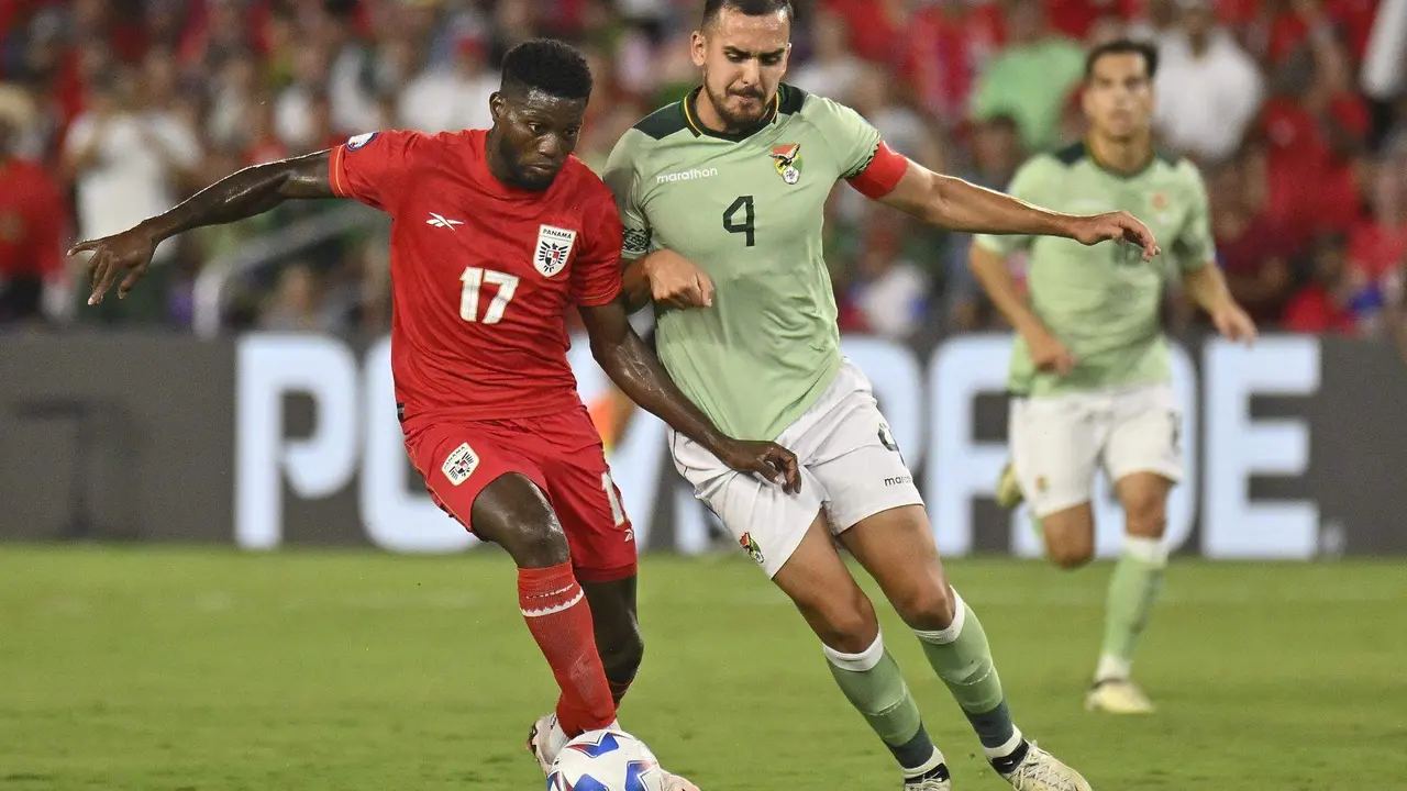 El delantero paname&ntilde;o Jos&eacute; Fajardo (i) fue registrado el pasado 1 de julio al disputar un bal&oacute;n con el defensa central y capit&aacute;n de Bolivia, Luis Haqu&iacute;n, durante un partido del grupo C de la Copa Am&eacute;rica 2024, en el estadio Intre&Co de Orlando (Florida, EE.UU.). EFE/Miguel Rodr&iacute;guez