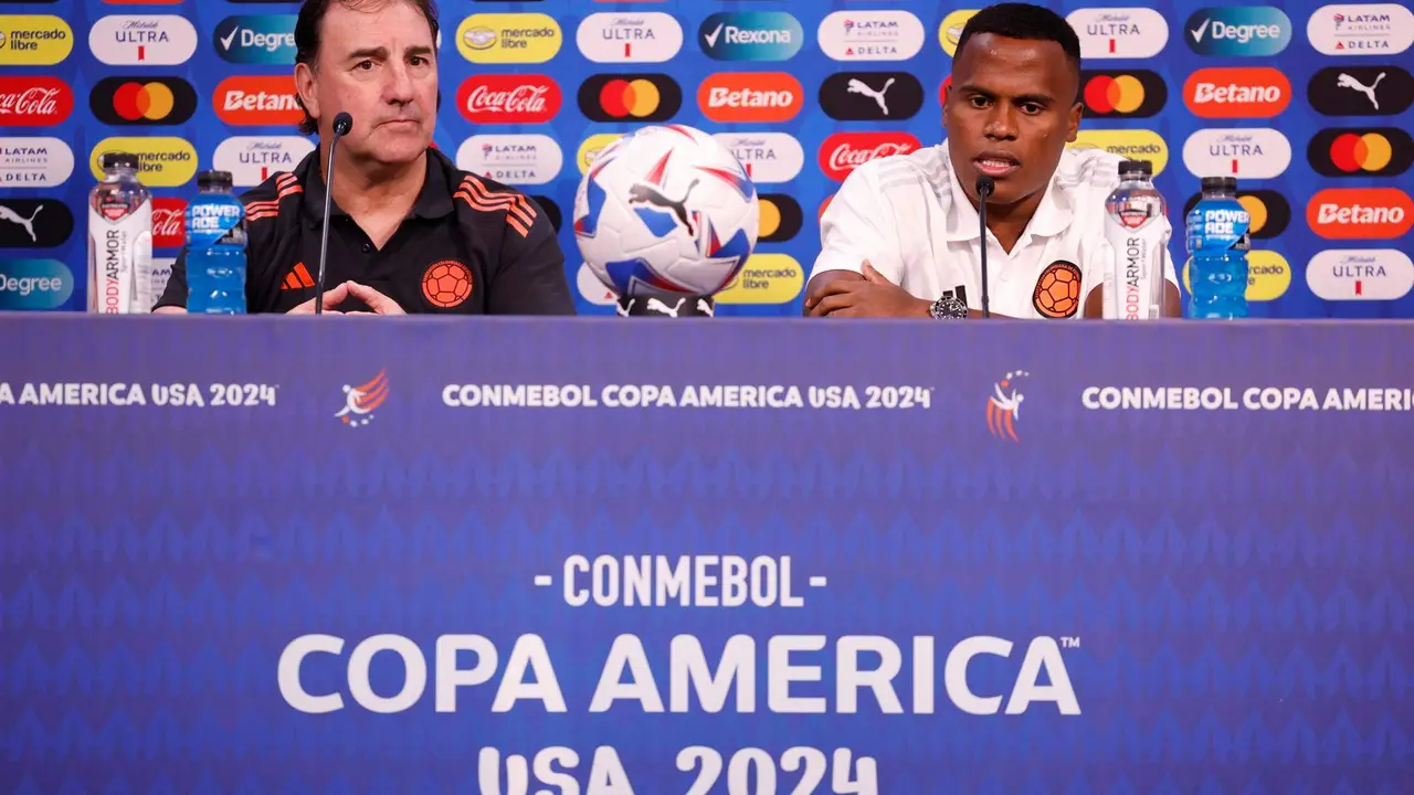 El seleccionador de Colombia, N&eacute;stor Lorenzo (i), y el centrocampista cafetero Jhon Arias (d) fueron registrados este viernes, 5 de julio, durante la rueda de prensa previa al partido de cuartos de final de la Copa Am&eacute;rica 2024 contra Panam&aacute;, en el estadio State Farm de Glendale (Arizona, EE.UU.). EFE/John G. Mabanglo